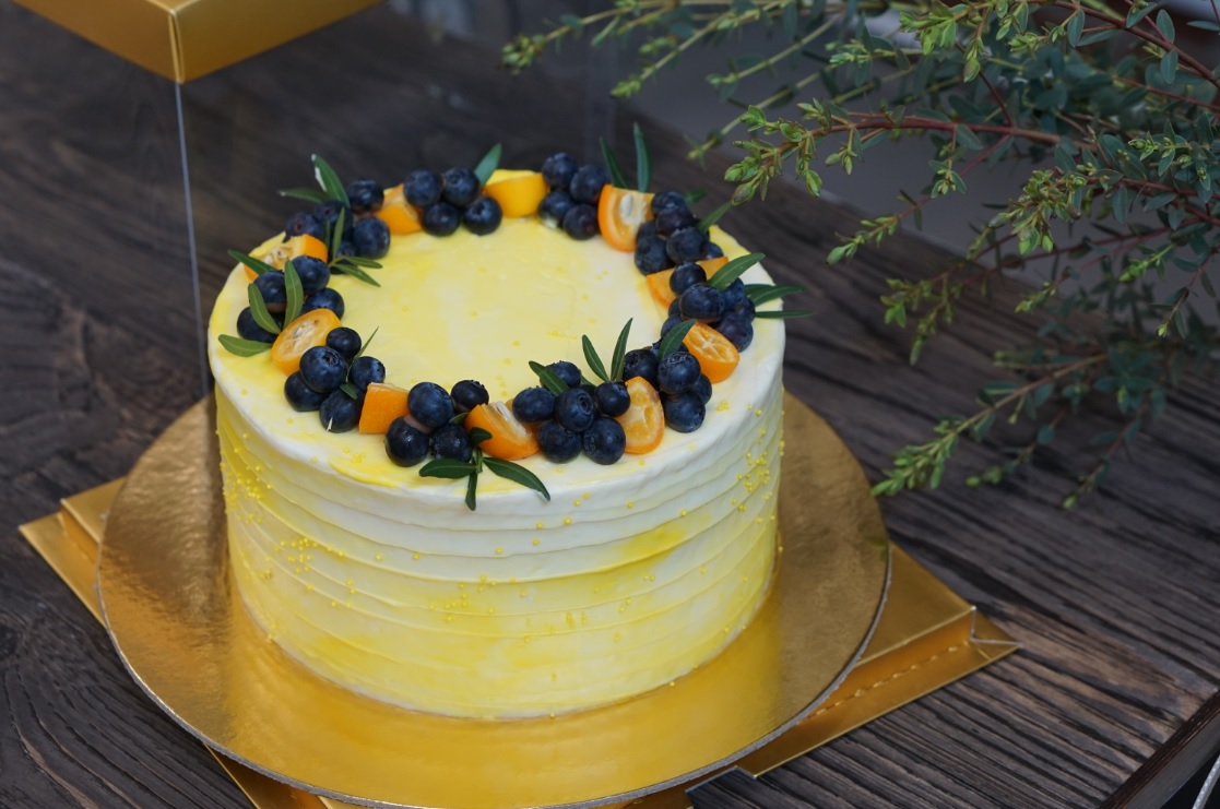 Торт в домашних условиях с лимоном. Торт манго голубика. Декор торта кумкватом. Декор лимонного торта. Украшение лимонного торта.
